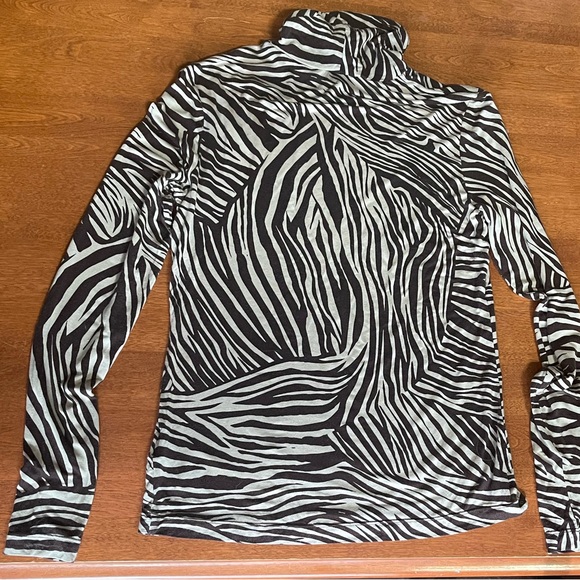H & M Ladies Giraffe Print Turtleneck - Picture 4 of 4